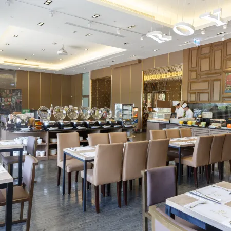 Royal Gold Hotel Отели рядом с достопримечательностью «Академия Пиндуна»