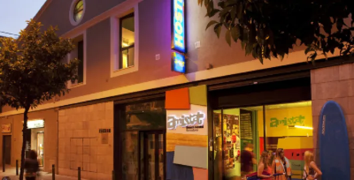 Latroupe Poblenou Beach فنادق في 