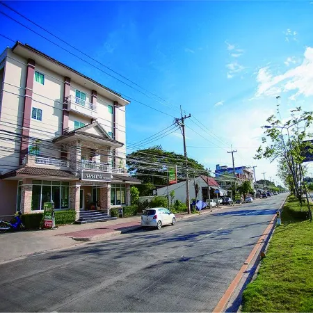 Nonsi Hotel Phitsanulok Отели рядом с достопримечательностью «Дворец Чан»