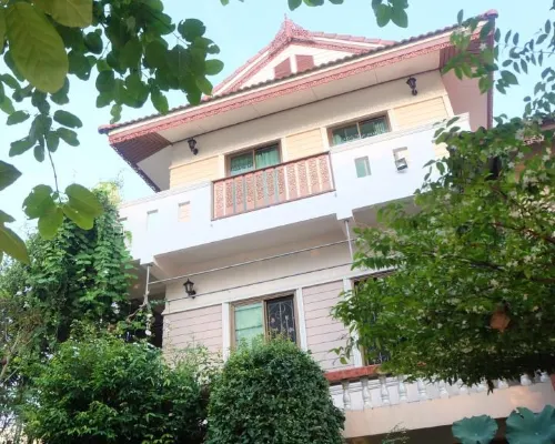 Loy Manee House Hotels near Queen Suriyothai Monument