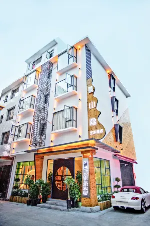 Jiuqi Zhangjiajie Shanyin Art Hotel (Tianmenshan National Forest Park) Отели рядом с достопримечательностью «Tianmen Cave»