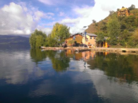 泸沽湖近水楼台青年客栈 - 酒店附近