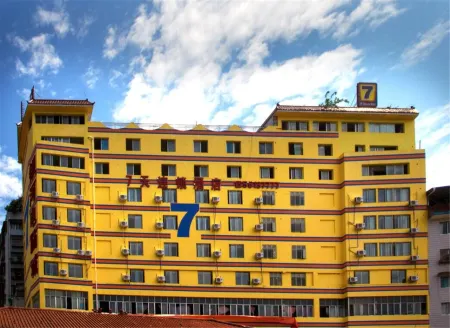 7Days Inn Chain Hotel (Yunyang County Passenger Transport Center) Отели рядом с достопримечательностью «Yunyang Yangtze River Bridge»