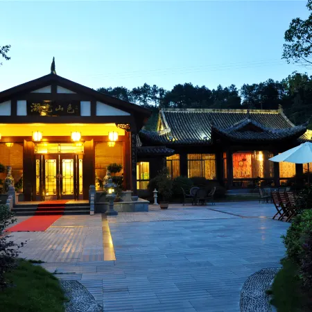 Lake Home Hotel