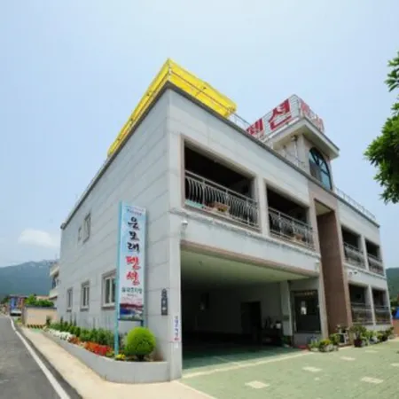 Namhae Enmorae Pension Отели рядом с достопримечательностью «Храм Пориам»
