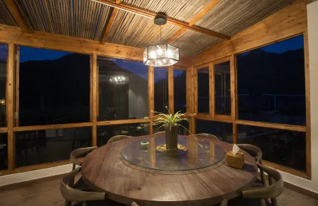 Moshang Huakai Hostel Отели рядом с достопримечательностью «Gaoqian Ancient Residence»