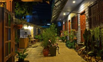 a courtyard with various plants and trees , as well as benches for people to sit on at The One House