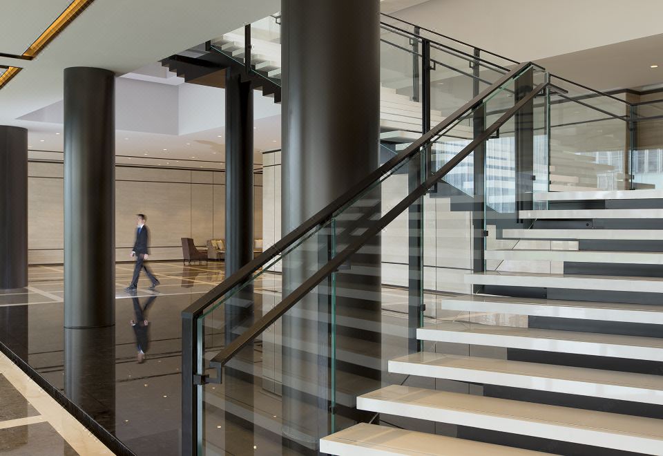 니콜로 청두의 고급스러운 객실에서 바라본 청두 시내 전경