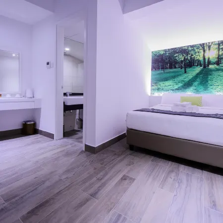 J8 Hotel Отели рядом с достопримечательностью «Торговый центр Golden Mile Complex»