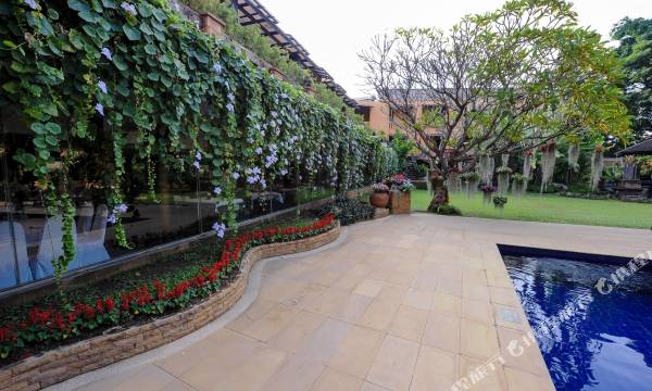 Holiday Garden Hotel & Resort