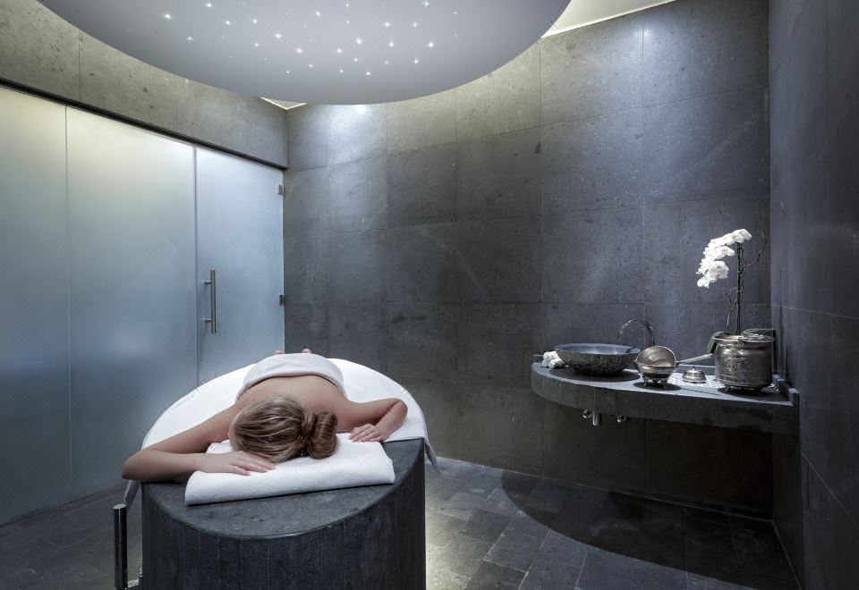 소피텔 두바이 다운타운의 깔끔한 객실 내부 이미지