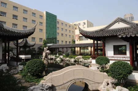 Great Wall Hotel Отели рядом с достопримечательностью «Xigang Garden»
