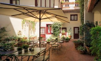 J and J Historic House Hotel