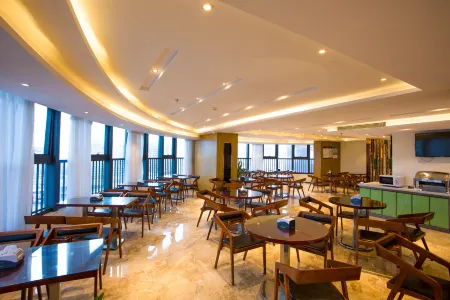 Wodun Platinum Hotel (Qinzhou East Railway Station Niannianfeng Plaza) Отели рядом с достопримечательностью «Qinzhou University Xianghuiyuan Campus»