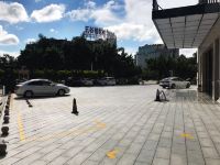 茂名高铁站人民广场亚朵酒店 - 停车场