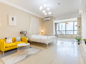 Nanjing Maple Leaf Cinema Serviced Apartment (Taishan Xincun Subway Station)