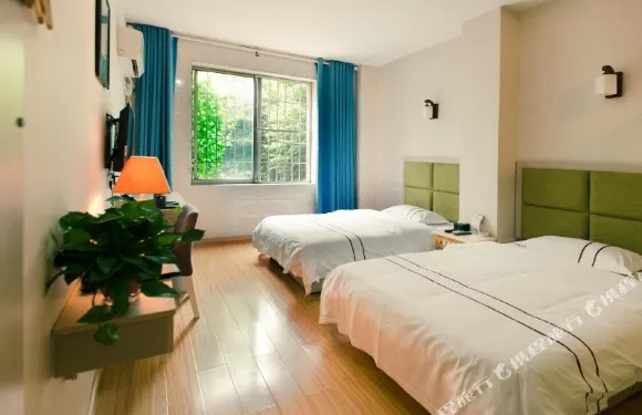 瀘縣依錦書香酒店