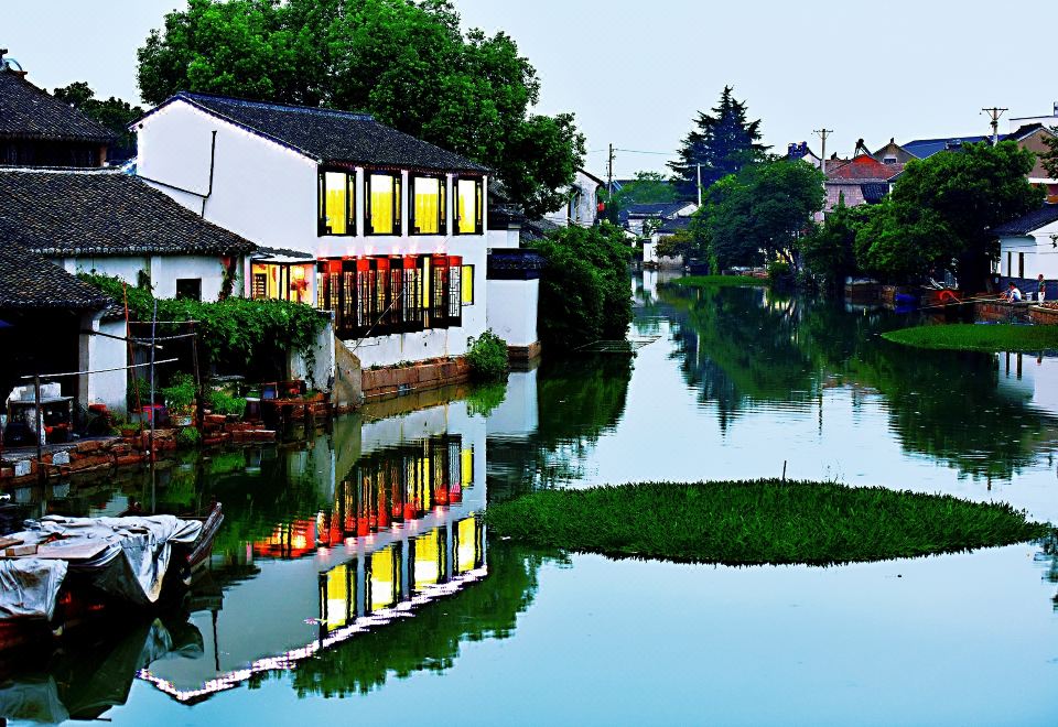 운하변에 위치한 Tongli Qingyuan River View Holiday Inn의 아름다운 외관