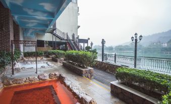 Yihua Riverview Hot Spring Holiday Hotel