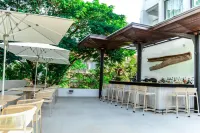 Treeline Urban Resort - bar