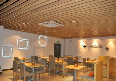 Motel 168 (Langfang high speed railway station new Chaoyang Shopping Center store) Отели рядом с достопримечательностью «Langfang Polytechnic Institute (Xinyuan Road)»