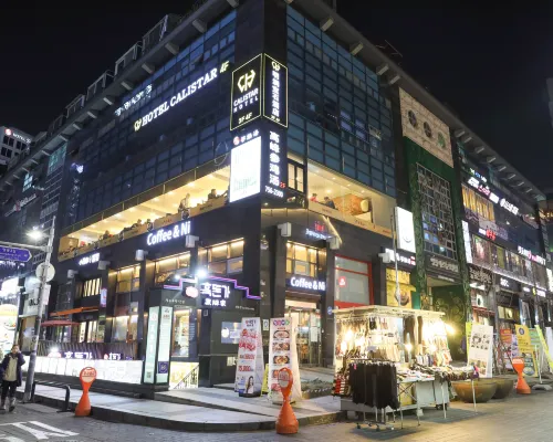 โรงแรมคาลิสเตอร์ โรงแรมใกล้แท่นบูชาฮวานกูดัน