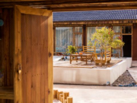 雨筑亲吻泸沽湖客栈 - 花园