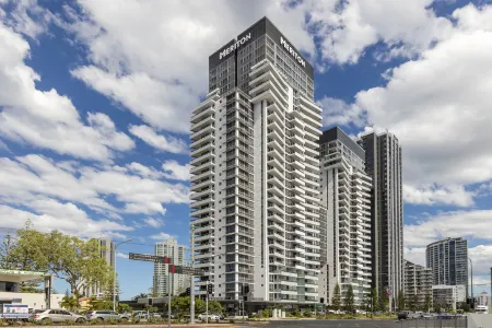 Meriton Suites Broadbeach Отели рядом с достопримечательностью «Панорама Тауэр»