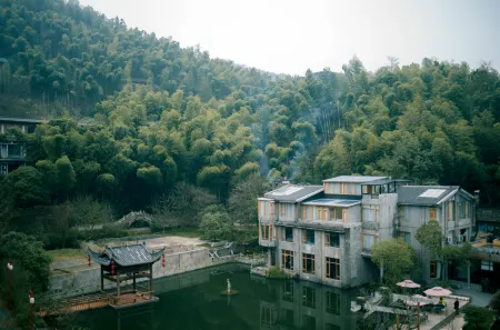 Ruqi Hostel Отели рядом с достопримечательностью «Jiangxi Ming and Qing Ancient Dwelling Expo Park»