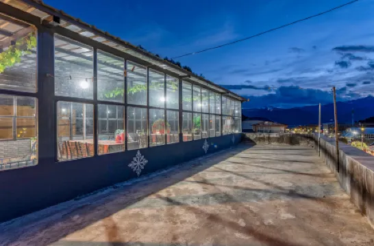 Donkey House Youth Hostel (Shangri-La Dukezong Ancient City Branch)
