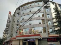 Yilong Xindu Hotel - parkir