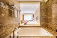 Days Hotel & Suites by Yangjiang - Parvekkeita