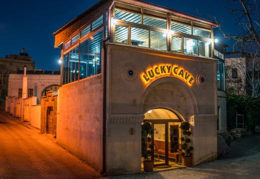 럭키 케이브 호텔 위치