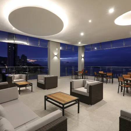 Hompton Hotel by The Beach