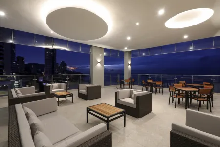 Hompton Hotel by The Beach Отели рядом с достопримечательностью «Blue Whale Cruise Sdn. Bhd. - Penang»