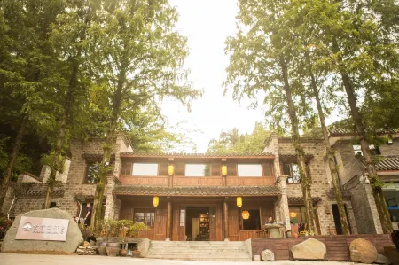 Wu dang shan zi Xiao restaurant Отели рядом с достопримечательностью «Langmei Temple»