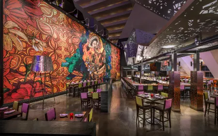 Luxor Hotel & Casino Отели рядом с достопримечательностью «Real Bodies Las Vegas»