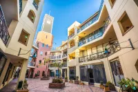 Clocktower Apartment Hotel Hotel dekat University Cafe