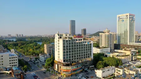 Ma'anshan Yueyu Lake View Hotel (Cuilin Water City Huafei Road) Отели рядом с достопримечательностью «Tangligong Qinglian Temple»