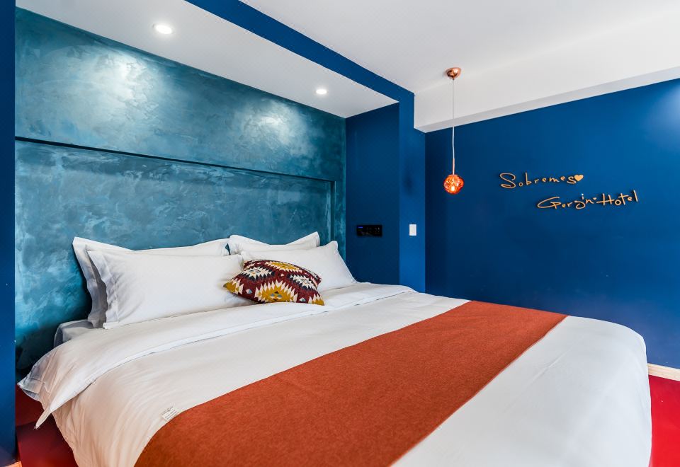 거진 호텔의 깔끔하고 정돈된 객실