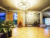CENTRAL BLANCHE RESIDENCE Hotels near Wat Chowk