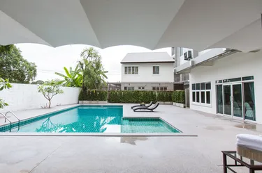 รูปภาพของแอท เดอะ เทรน