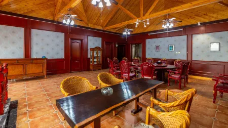 Zhangye Lushuiwan Lakeside Hotel Отели рядом со станцией Zhangye West Railway Station