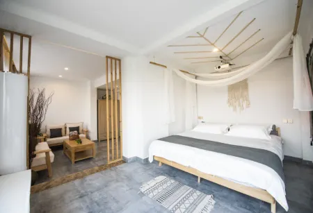 Inflorescence & Floriculture Theme Guesthouse(Yi County Old Town) Отели рядом с достопримечательностью «Zheng's Ancestral House of She County»