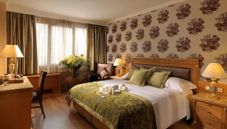 Divani Caravel Отели рядом с достопримечательностью «Исторический Музей Афинского Университета»