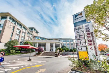 Banshan Hotel Отели рядом с достопримечательностью «Three Gorges Grand Waterfall»