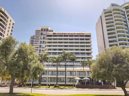 Crowne Plaza Perth Отели рядом с достопримечательностью «Форрест Чейз»