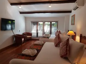 Heeren Straits Hotel