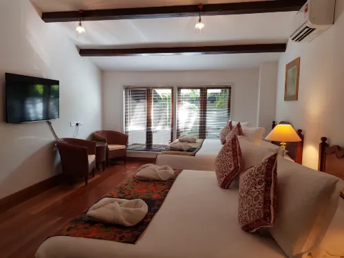 Heeren Straits Hotel