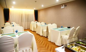 Qiqi l Hotel(Xuchang Railway Station Caowei Ancient City Store)